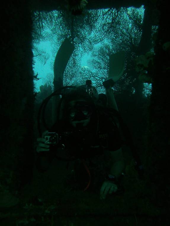 Esgueirando-se dentro do naufrágio Lesleen M, em Soufriere, sul de Santa Lúcia, no Caribe